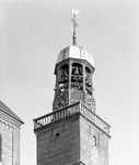 81387 Gezicht op de zuidelijke toren van de Nicolaikerk (Nicolaaskerkhof 8) te Utrecht, uit het westen.